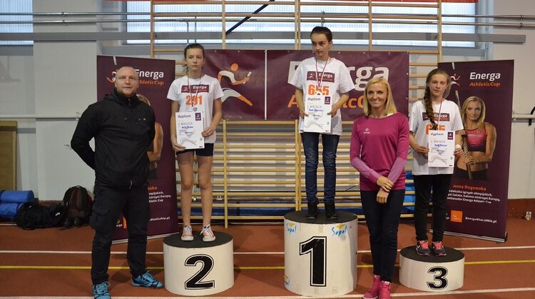 Wychowankowie Energa Athletic Cup opanowali Gdyńskie Centrum Sportu wydarzenia, zdrowie - Młodzi podopieczni programu Energa Athletic Cup nie ustają w przygotowaniach do sezonu letniego. Marcowe zmagania w Gdyńskim Centrum Sportu były ostatnimi zawodami w hali. Udział w nich wzięli reprezentanci wszystkich ośrodków zakwalifikowanych do projektu – łącznie blisko 300 początkujących sportowców, którzy rywalizowali w 10 konkurencjach biegowych i technicznych.