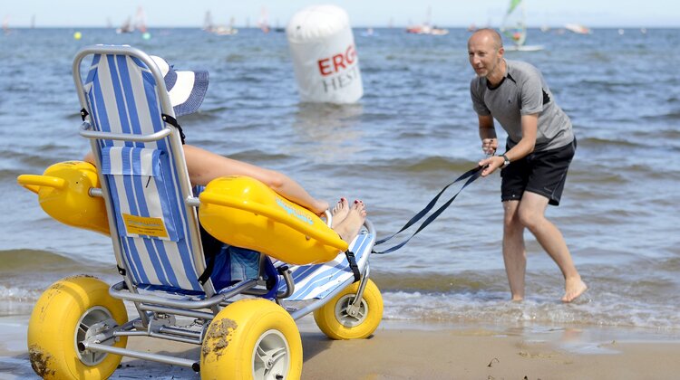 Plaża SUPERgo w Sopocie z wózkiem do kąpieli dla osób z niepełnosprawnością