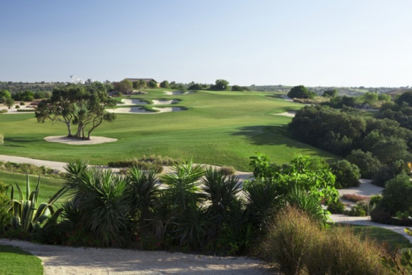 Portugalia – najlepsza destynacja golfowa na świecie Turystyka, BIZNES - Portugalia po raz kolejny potwierdziła swoją przewagę w turystyce golfowej. Na ostatniej gali World Golf Awards uznano Portugalię za najlepszą destynację golfową 2016 roku na świecie i w Europie. I to trzeci rok z rzędu.