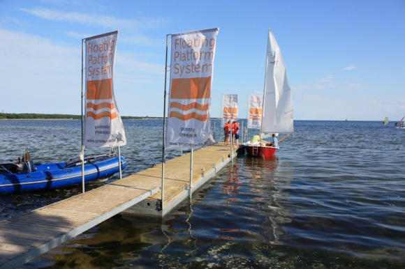 Małe, pływające molo na jeziorze Białym. Turystyka, BIZNES - Nowe pomosty rekreacyjne od Floating Platform System w Augustowie.