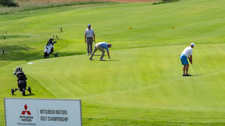 Maciej Stuhr gra w japońskim stylu sport, turystyka, wypoczynek - Pierwsze w Polsce zawody Mitsubishi Motors Golf Championship, czyli turniej golfowy połączony z piknikiem rodzinnym i jazdami testowymi samochodami Mitsubishi okazały się wielkim sukcesem. Imprezę uświetnił swą obecnością znakomity aktor i ambasador marki Mitsubishi Maciej Stuhr.