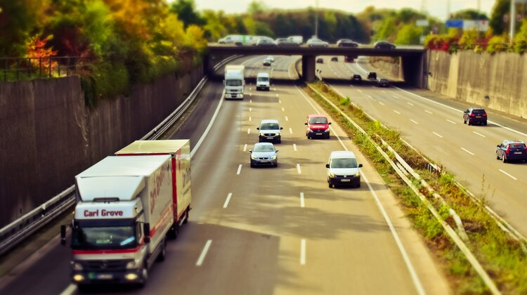 Sezon urlopowy na polskich drogach - trudny czas dla kierowców ciężarówek praca, transport - W ubiegłym roku Polacy odbyli ponad 70 milionów podróży, z czego 80 proc. stanowiły wyjazdy na terenie kraju, a pozostałą część – wycieczki zagraniczne.[1] Ci, którzy spędzali wakacje w Polsce, najczęściej podróżowali własnym samochodem. Według raportu SW Research ten środek transportu wybrało blisko 70 proc. respondentów. Wszystko wskazuje na to, że w tym roku będzie podobnie. Jeżeli dodamy do tego zagranicznych turystów, którzy coraz liczniej przyjeżdżają na wypoczynek do Polski, zakazy i ograniczenia w ruchu związane z trwającymi remontami krajowych dróg i autostrad – na polskich trasach robi się tłoczno i niebezpiecznie. Kto na tym może stracić? Zawodowi kierowcy, którzy na co dzień pokonują setki kilometrów, by dostarczyć towar na czas. Z jakimi utrudnieniami mierzą się trakerzy w wakacje?